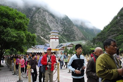 九寨溝單日游客破2萬，景區管理如何應對春游高峰？